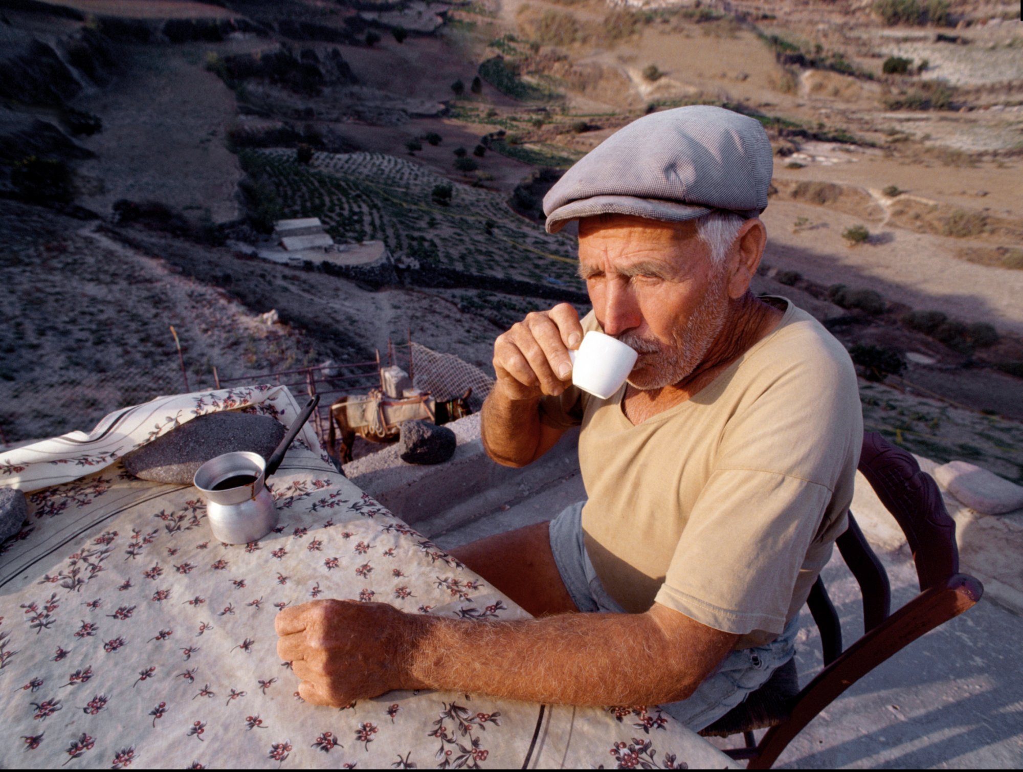 Ein Mann trinkt einen Kaffee