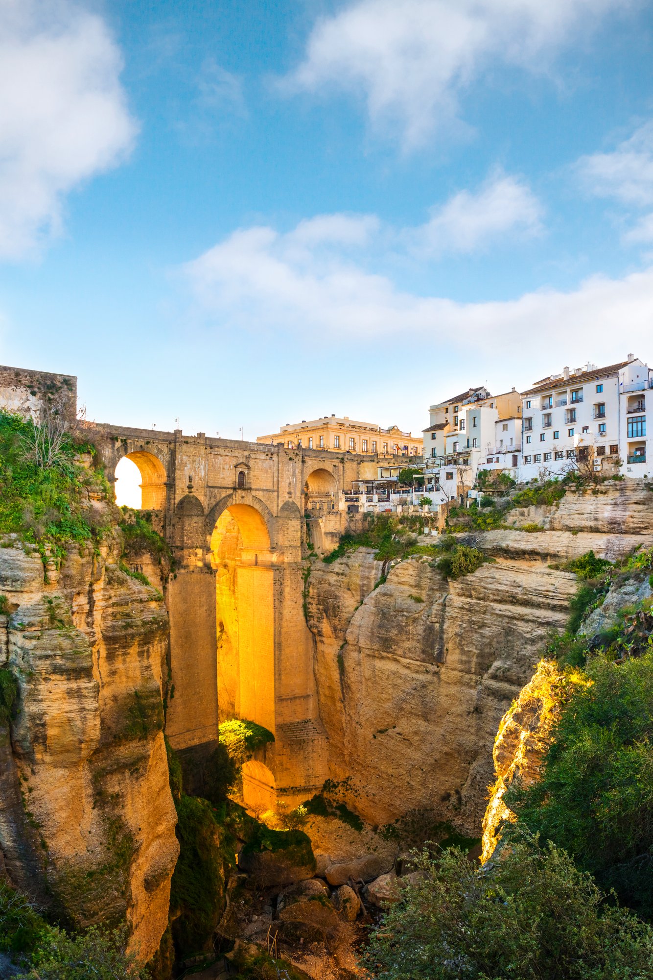 Der Puente Nuevo in Ronda bei Málaga – beeindruckende Steinbrücke über der tiefen Schlucht El Tajo.
