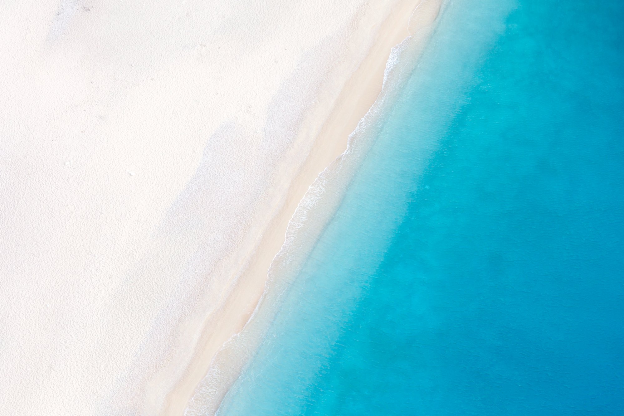  Luftaufnahme eines verlassenen Sandstrandes. Zakynthos, Griechenland.