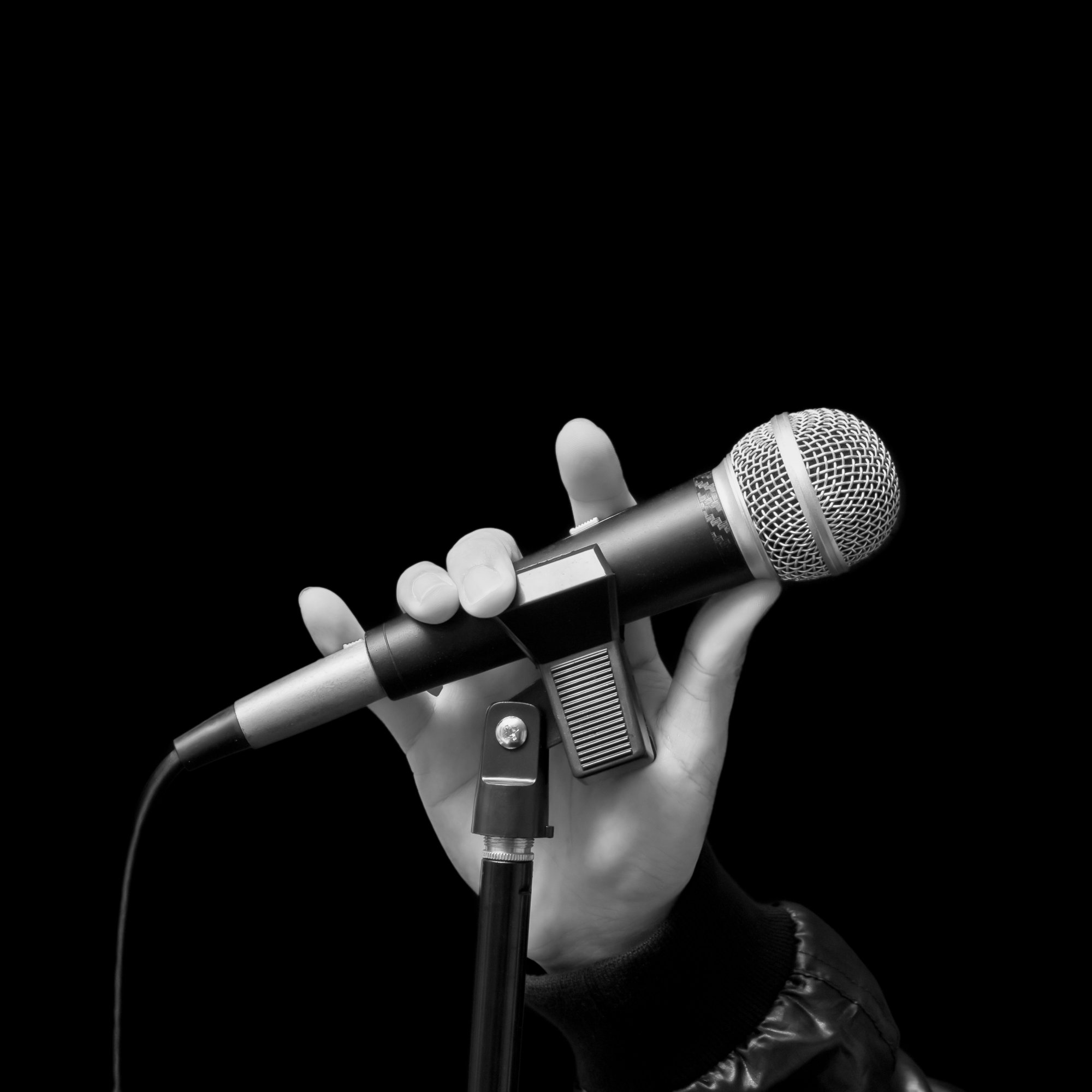 Ein Hand hält ein Mikrofon