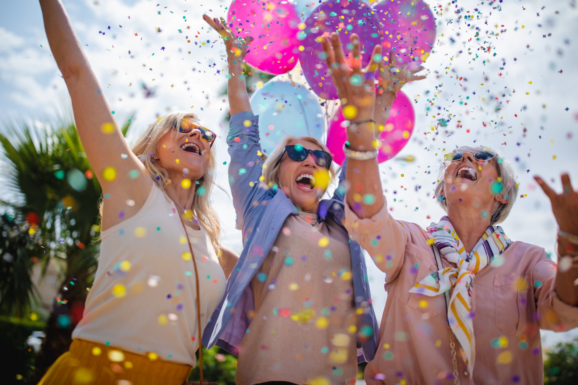 Frauen feiern mit Luftballons