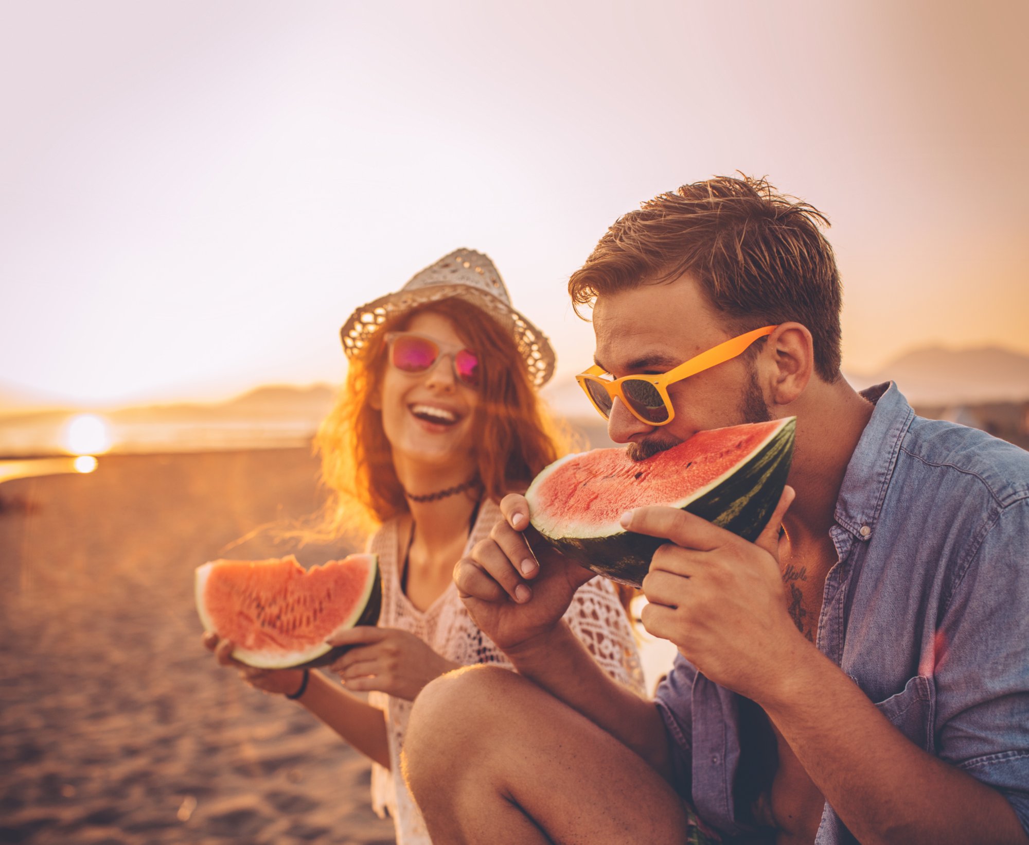 Paar isst Wassermelone am Strand 