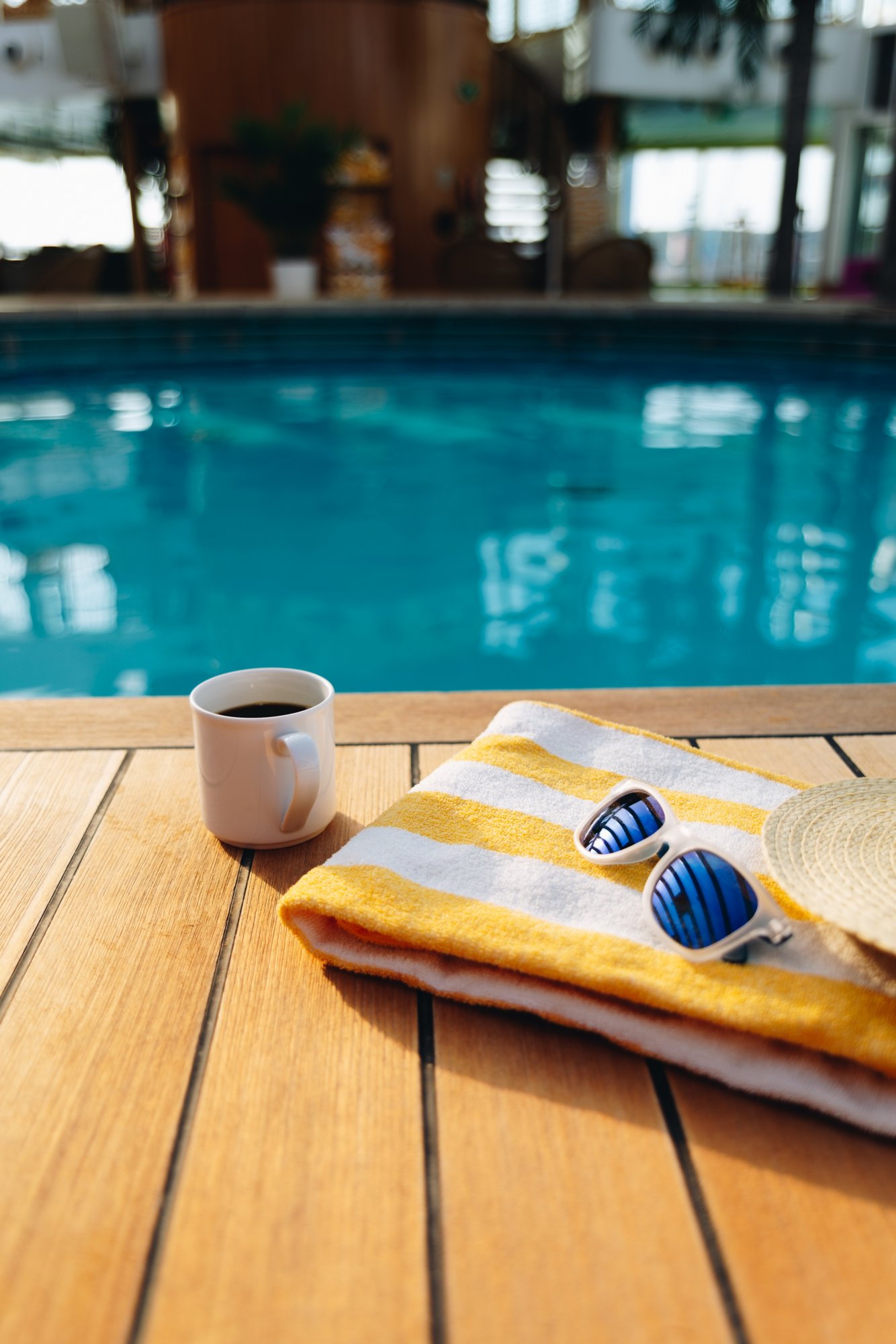 Sonnenbrille auf einem Handtuch am Pool