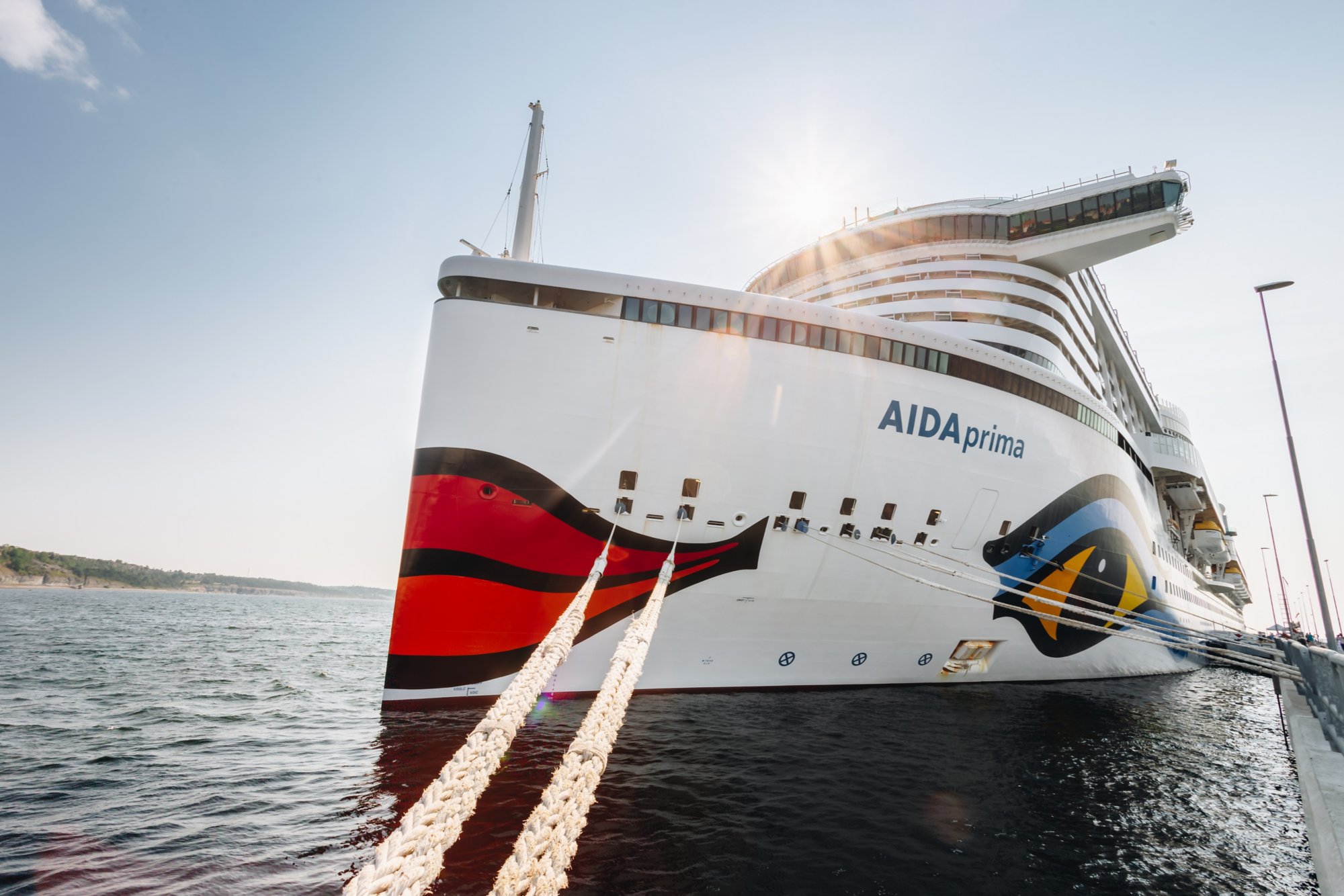 AIDAperla auf offenem Meer frontal zu sehen