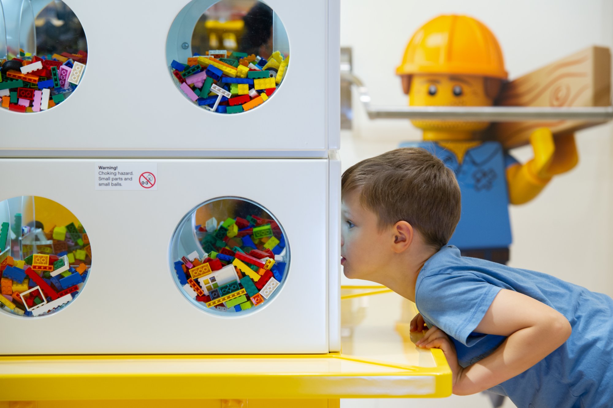 Kleiner Junge schaut in eine Lego-Box