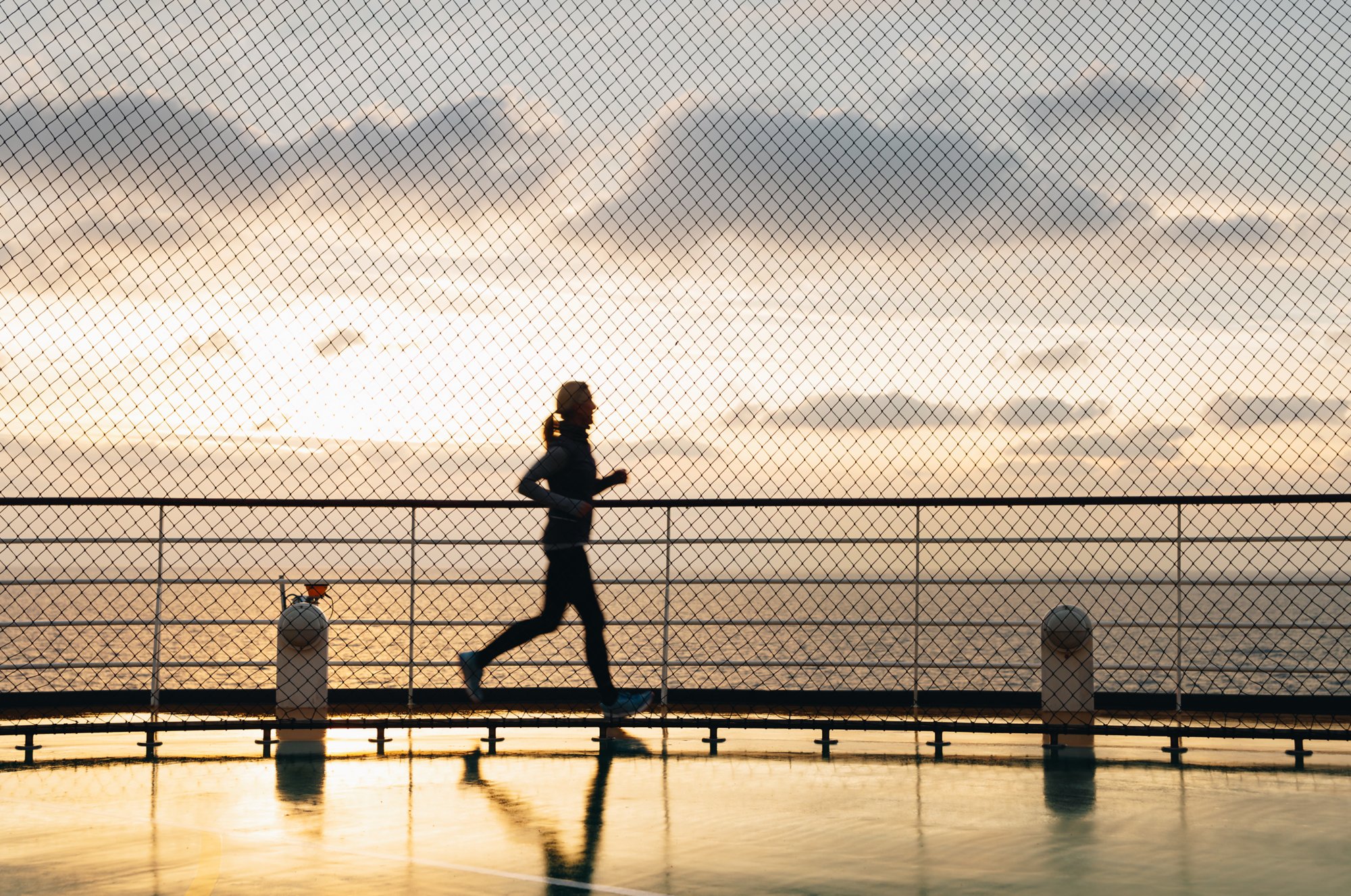 Frau joggt an Deck