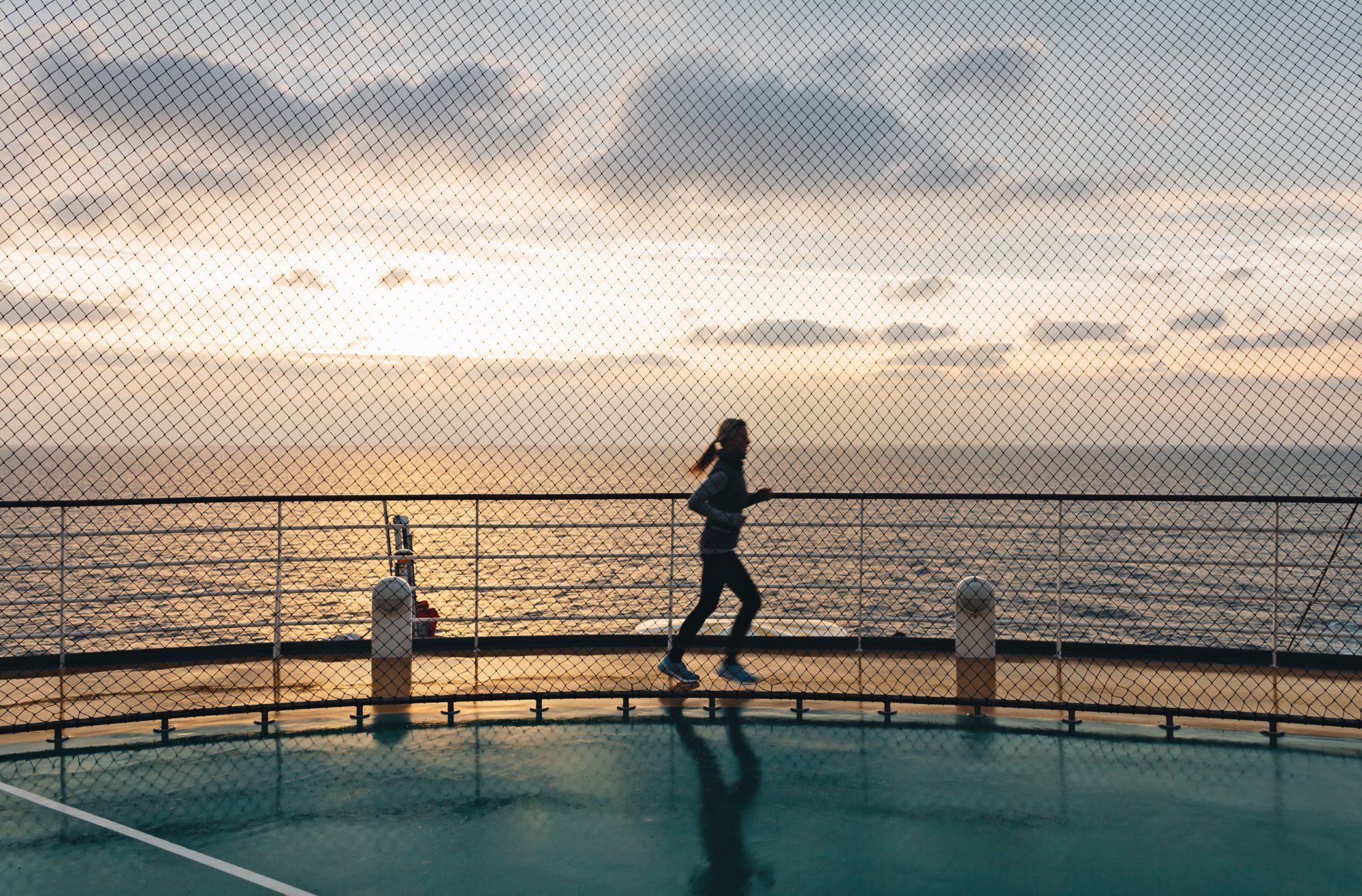 Frau beim Joggen an Deck auf AIDA