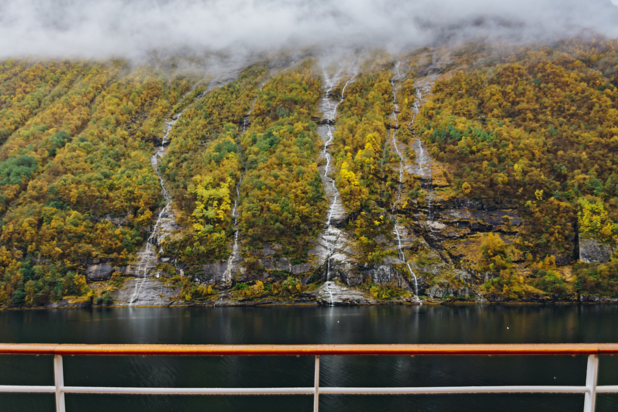Wasserfälle und Berggipfel