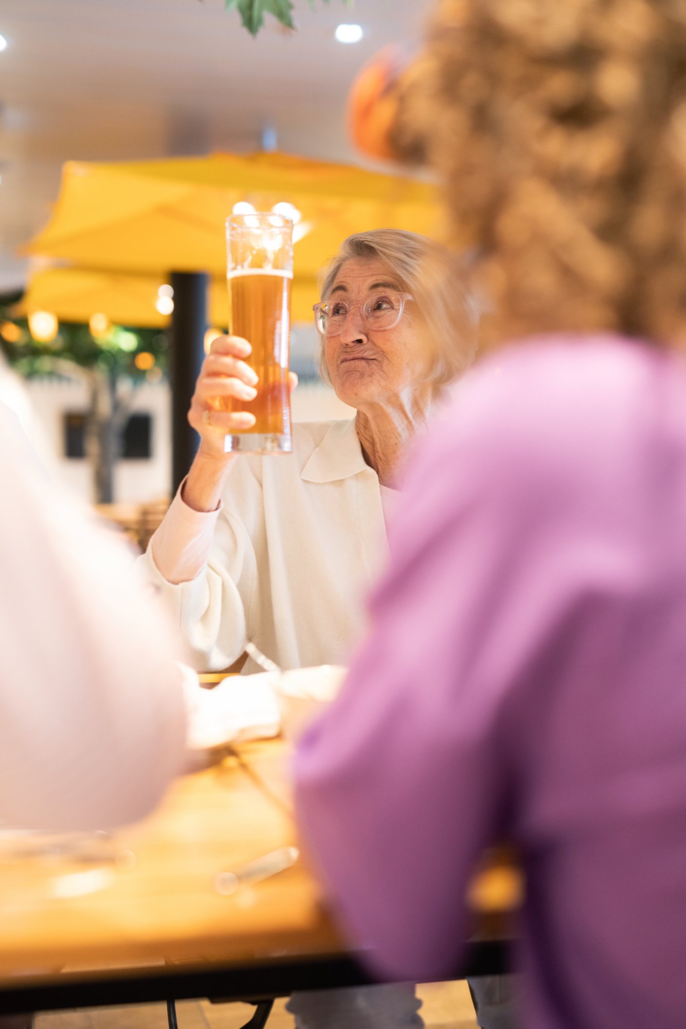 Frau mit Bier