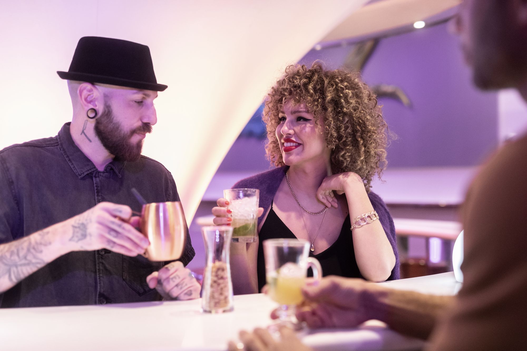 Paar mit Drinks in einer Bar
