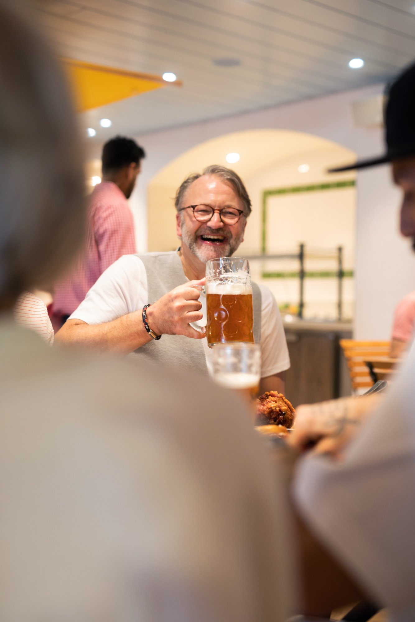 Mann mit einem Maß Bier in der Hand