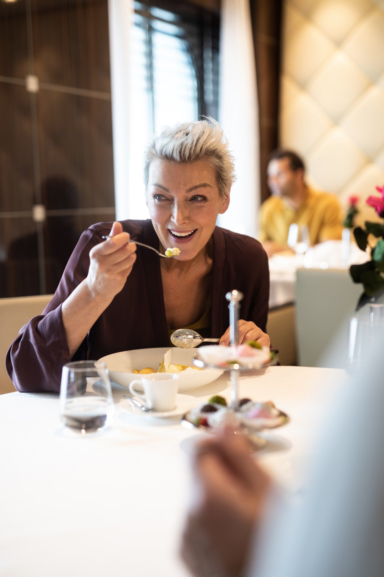 Frau im Restaurant an Board der AIDA