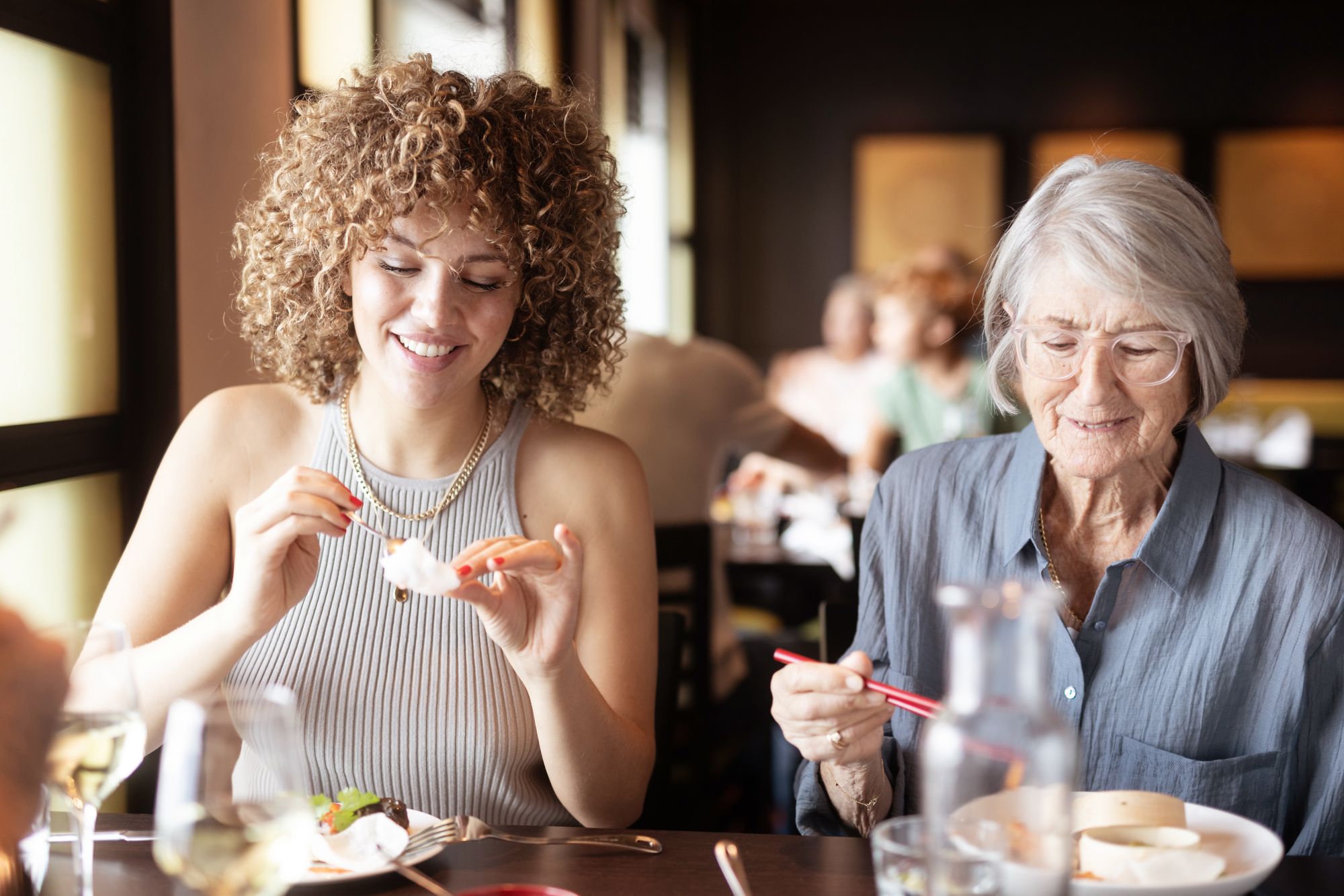 Zwei Frauen beim Essen