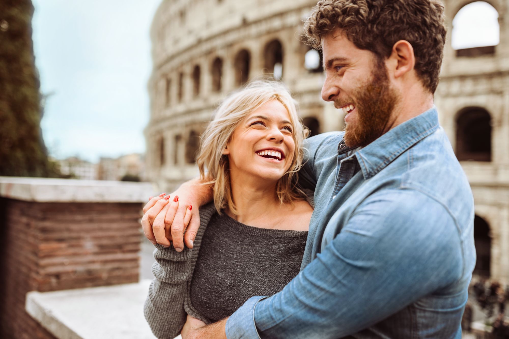 tourist in Rome embracing in front of coliseum