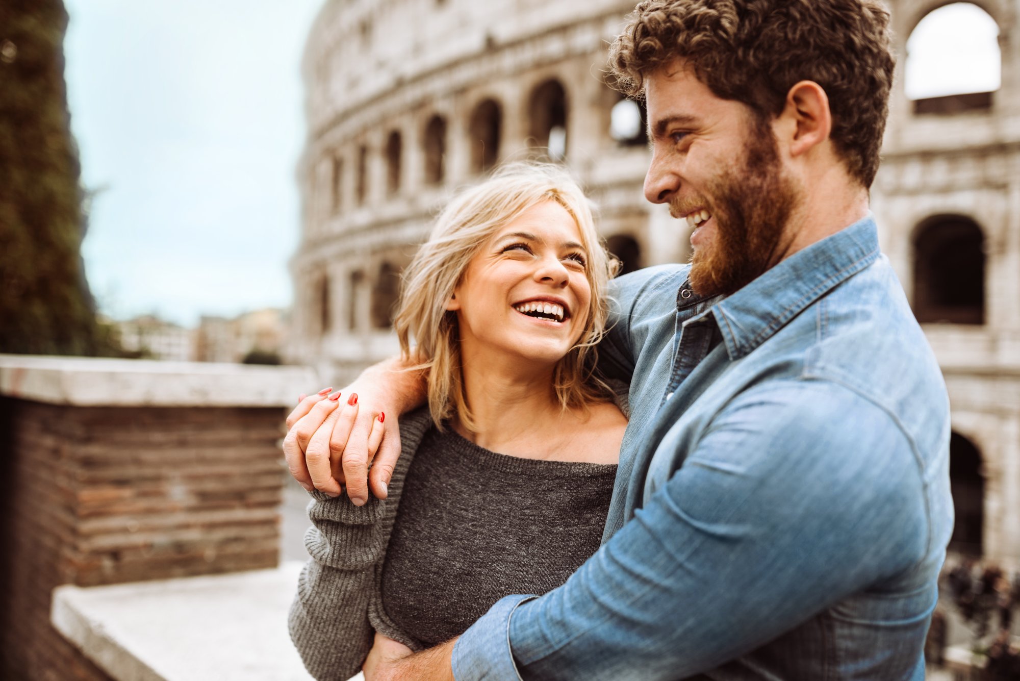 tourist in Rome embracing in front of coliseum