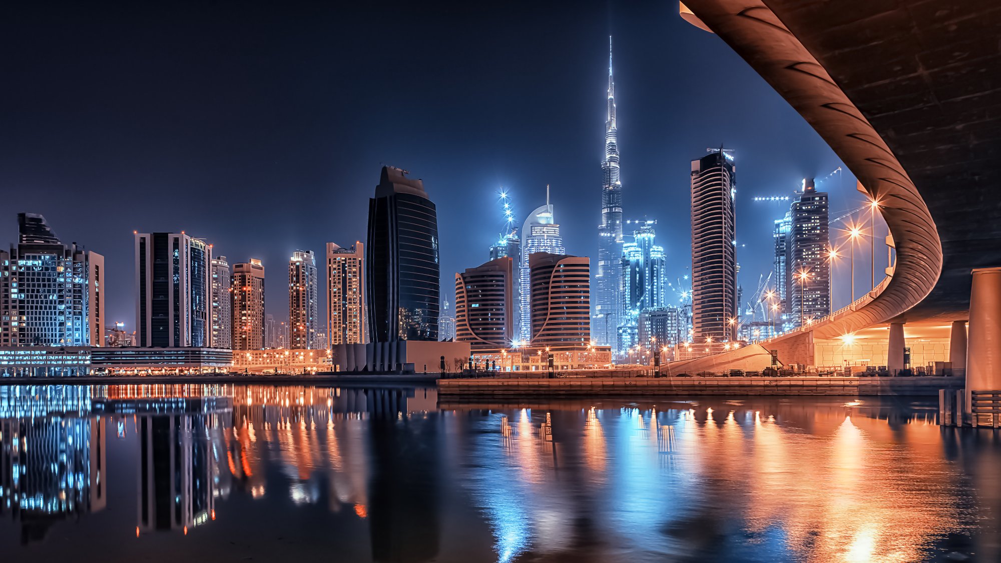 Dubai's Skyline bei Nacht