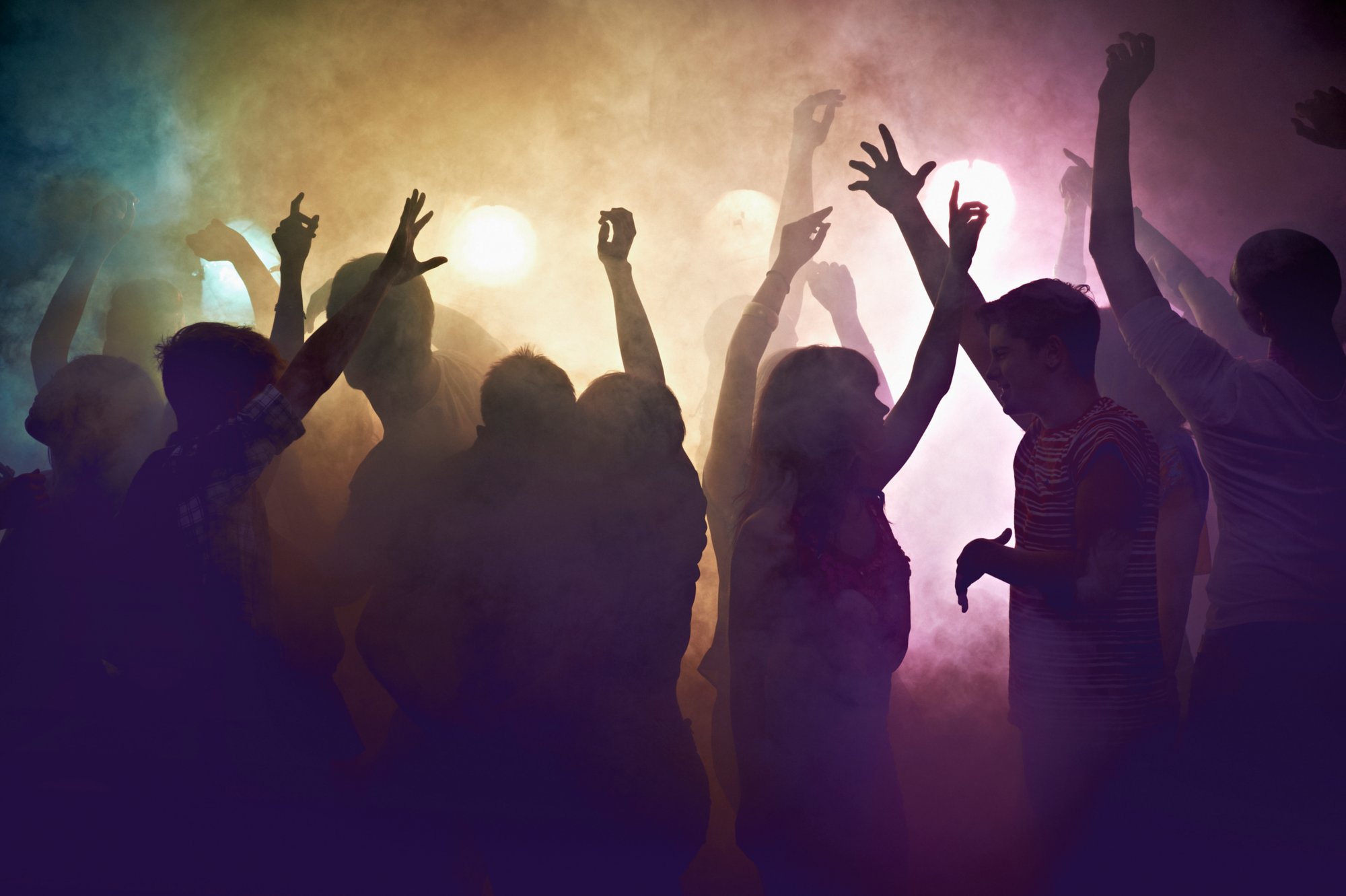 Menschenmenge bei einem Konzert, die die Arme in die Luft streckt