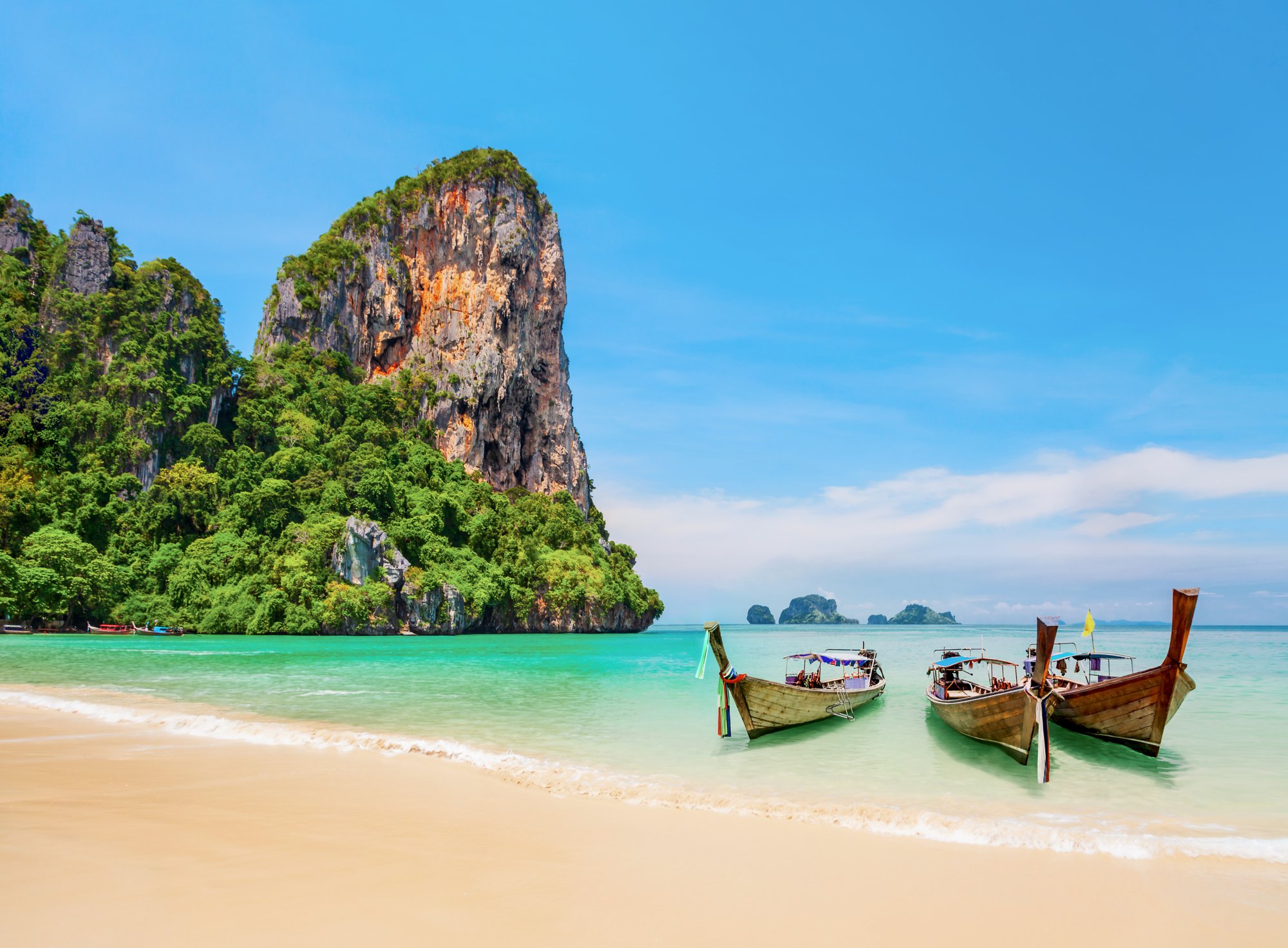 Boote am Strand in Thailand