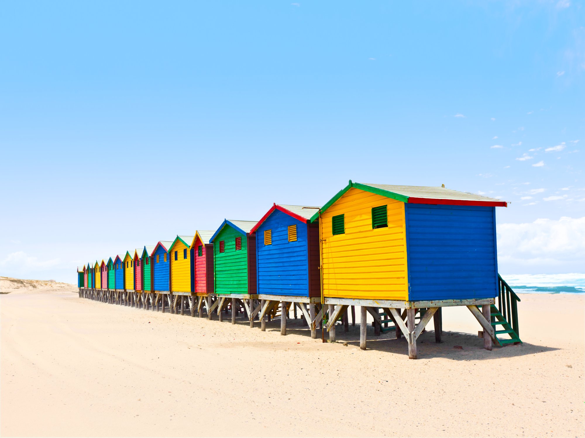 Bunte Häuser am Strand von Kapstadt
