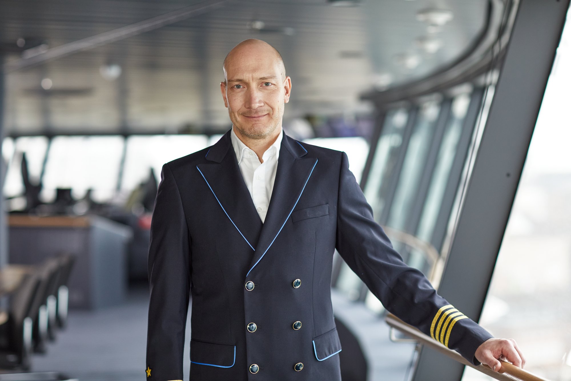 Was bedeuten die goldenen Streifen auf den Schultern der Offiziere?