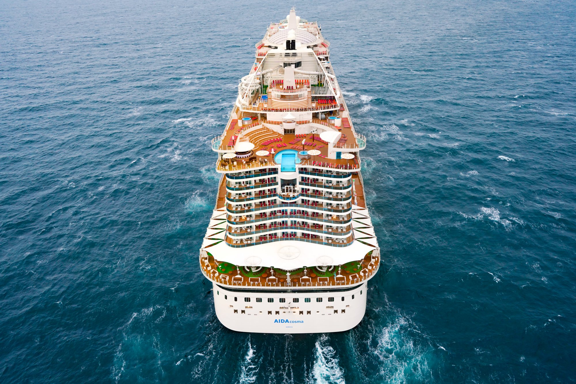 Draufsicht auf das Sonnendeck von AIDAcosma aus der Vogelperspektive