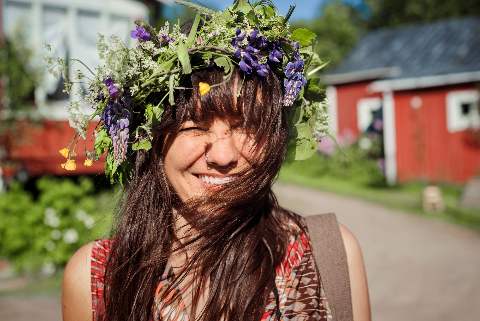 Junge Frau mit Blumenkranz im Haar