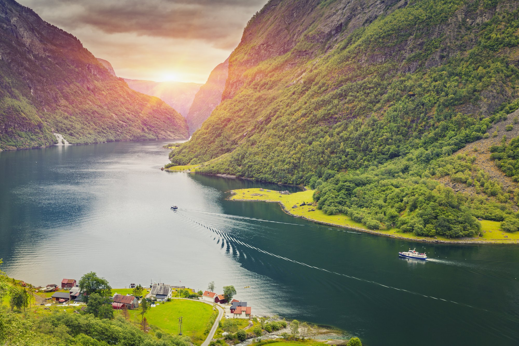 Erleben Sie die wunderschöne Landschaft des Nærøyfjords in Norwegen.