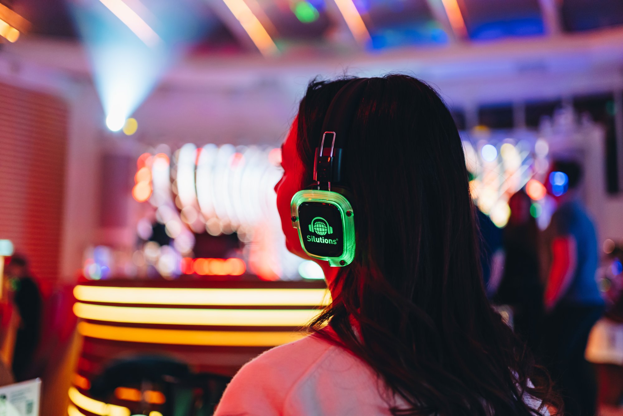 Ein Frau hört mit Kopfhörern Musik