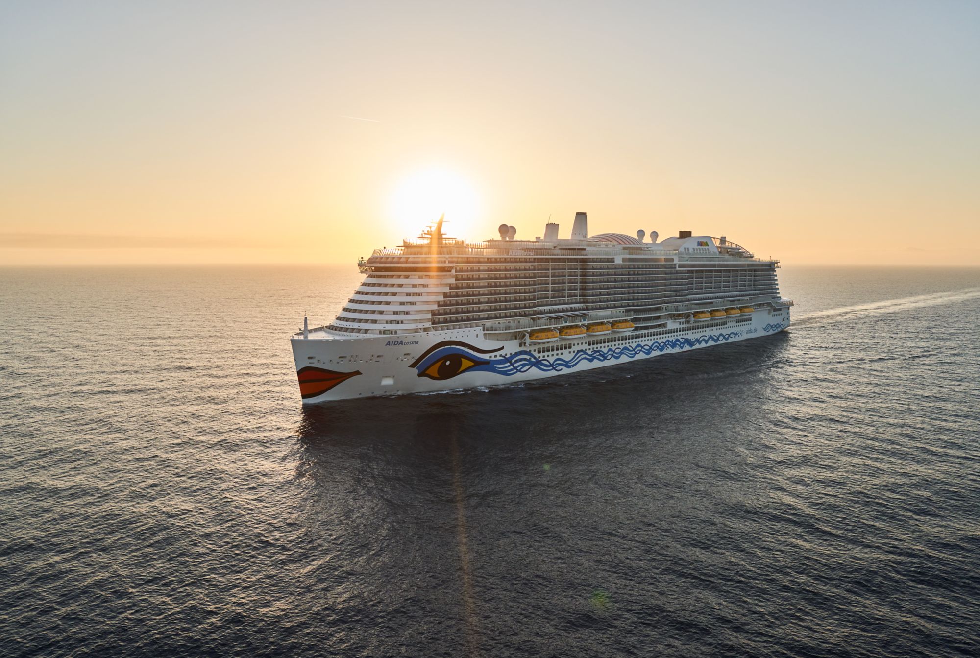 AIDA bei warmem Sonnenuntergang auf dem Meer