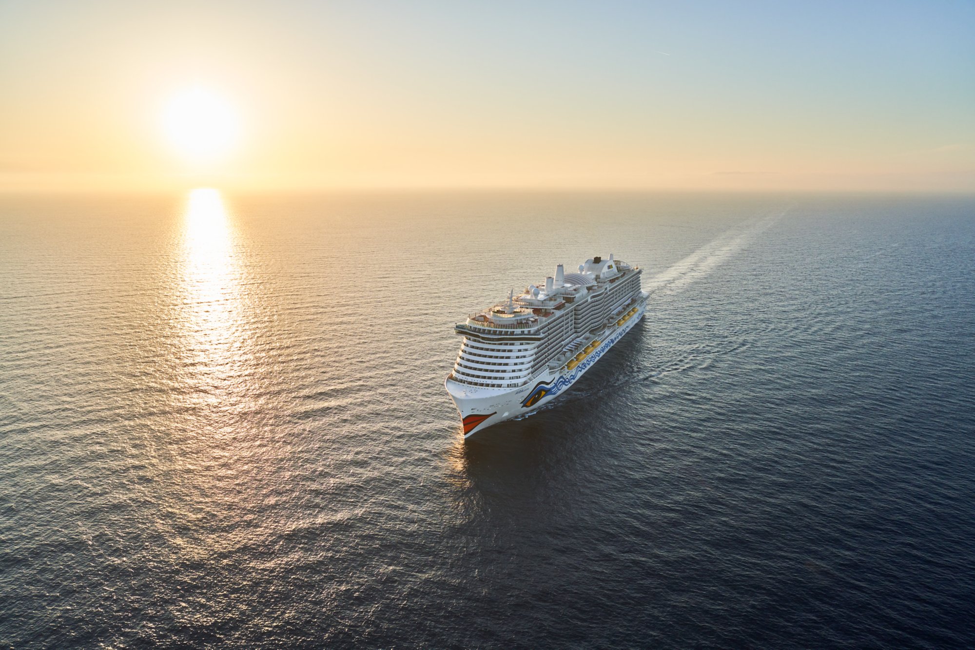 AIDAcosma auf dem Meer vor dem Hintergrund des Sonnenuntergangs