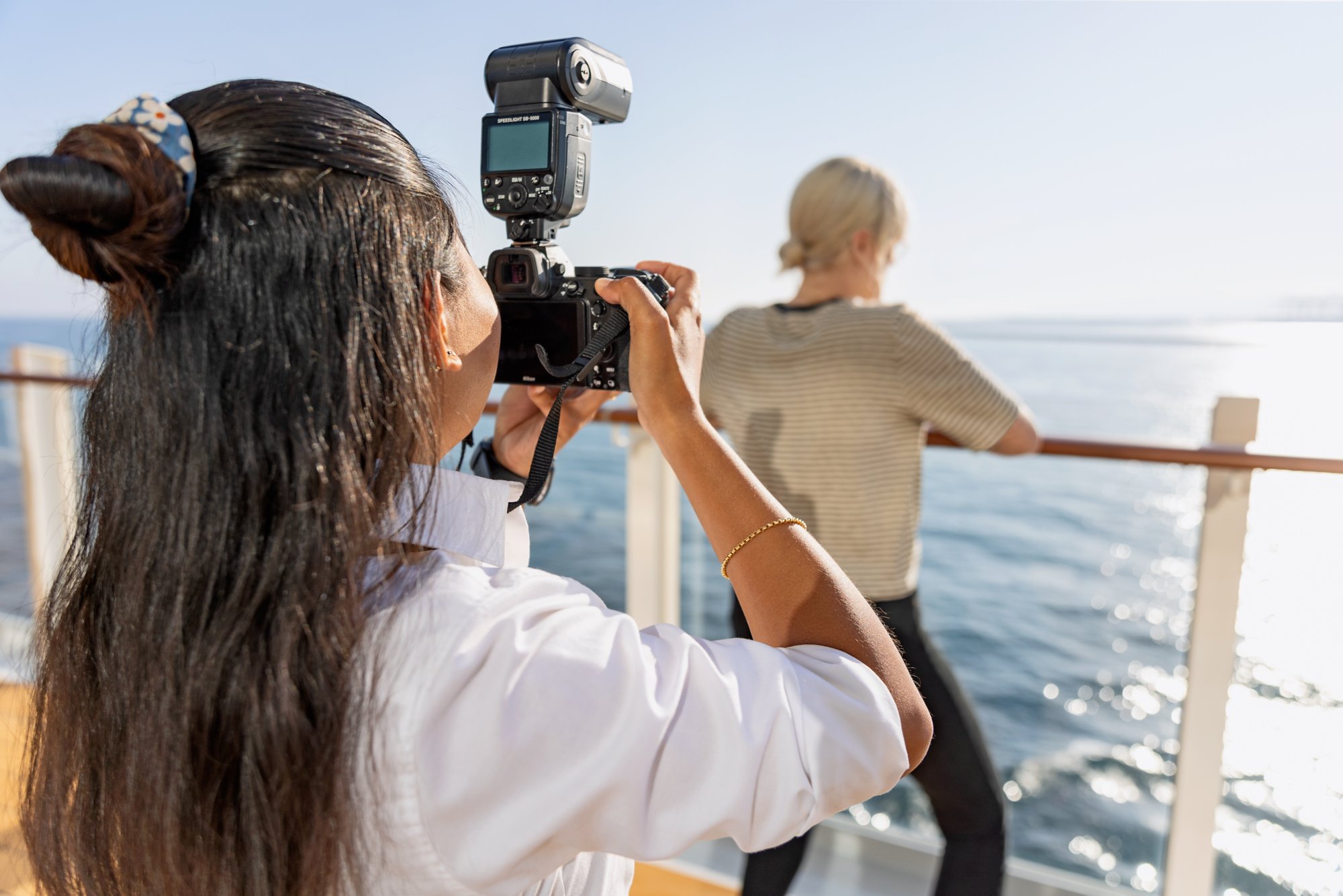 Frau wird von einer Fotografin fotografiert.