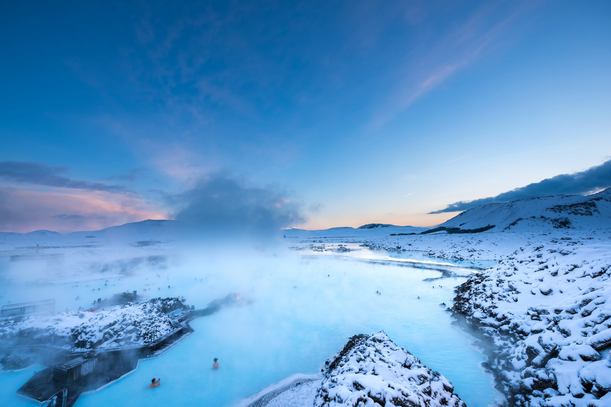 Im Winter auf Island ein spektakuläres Erlebnis: Baden in heißen Quellen