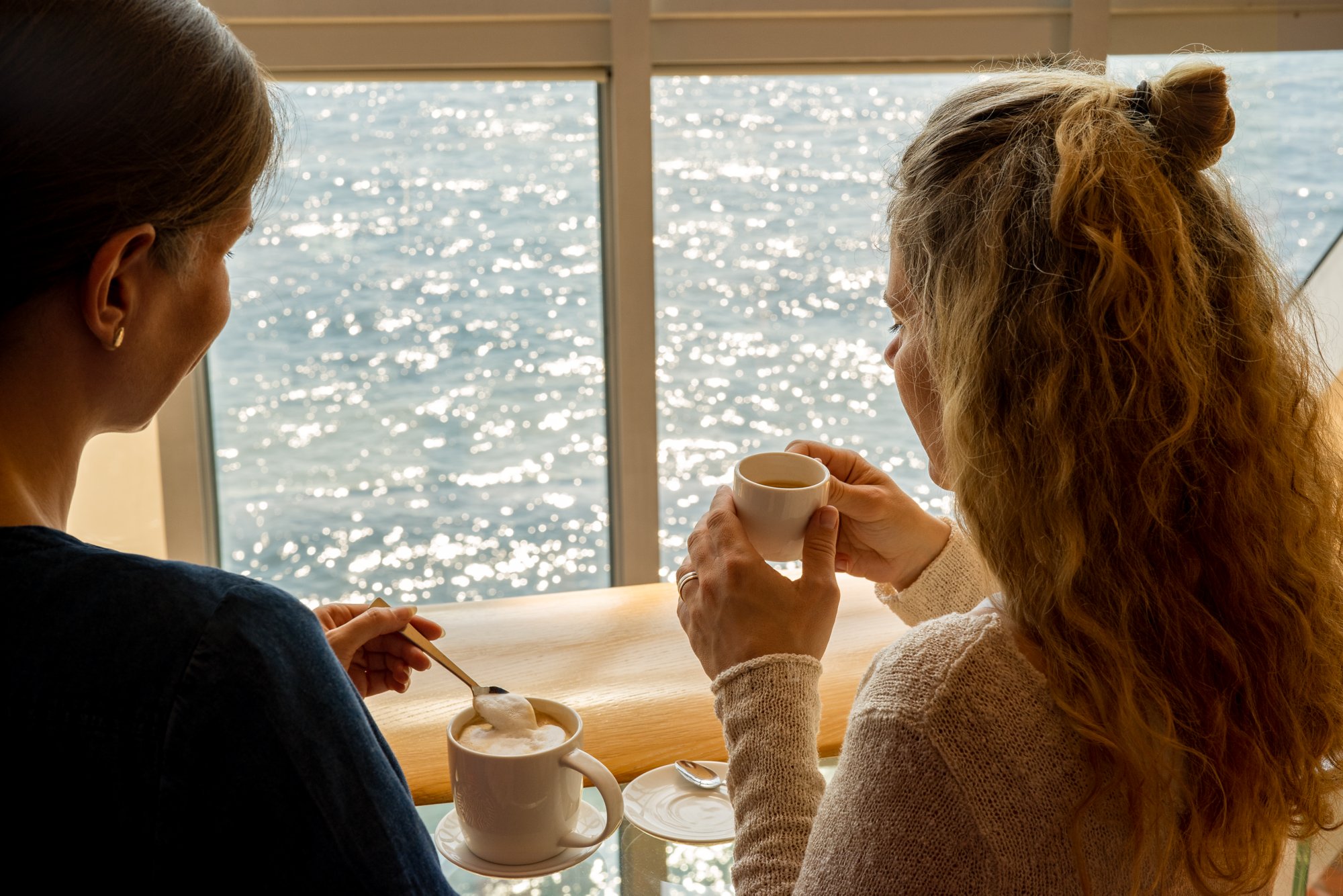 Gäste trinken Kaffee von Starbucks mit Meerblick