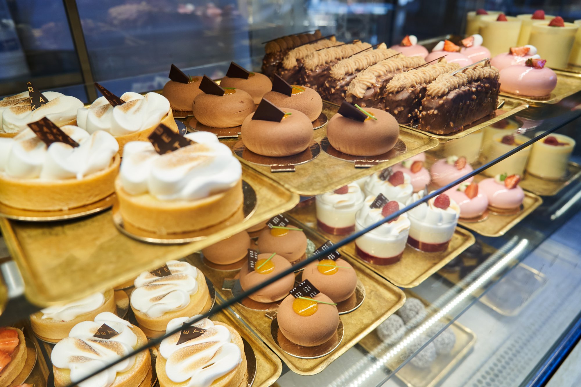 Gebäck und Tortenauslage