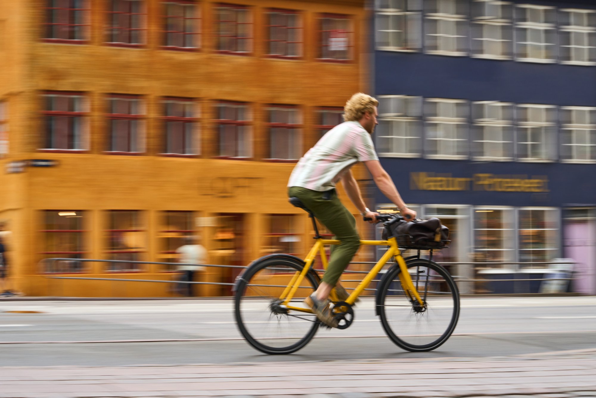 Ein Mann fährt Fahrrad
