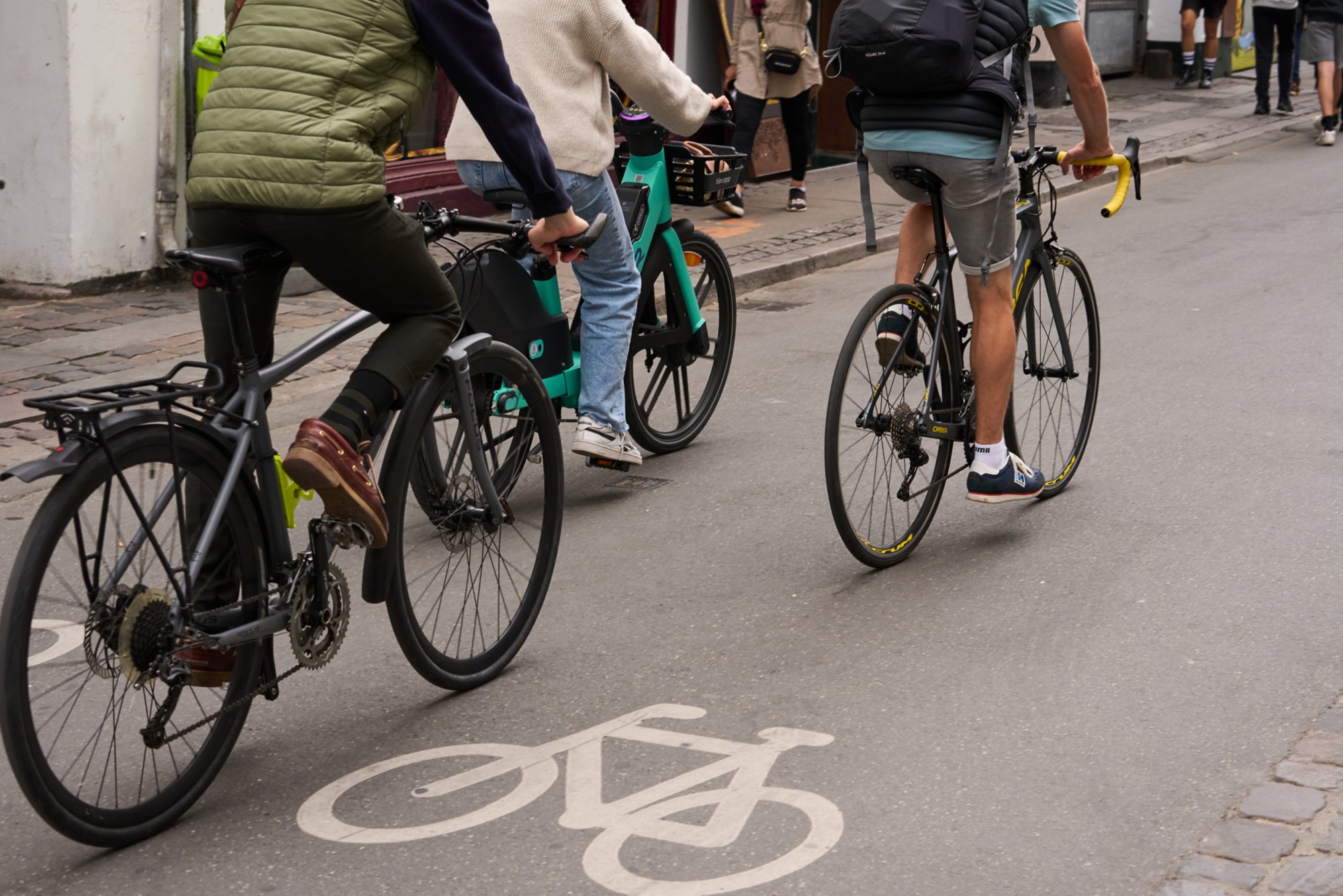 Fahrräder fahren auf einem Fahrradweg