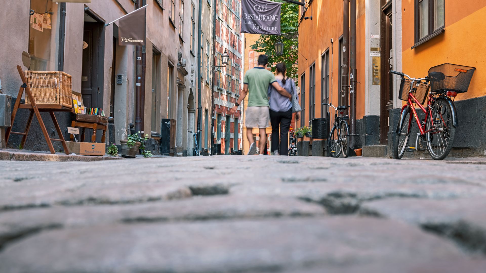 Genießen Sie einen entspannten Spaziergang durch die Altstadt Stockholms.