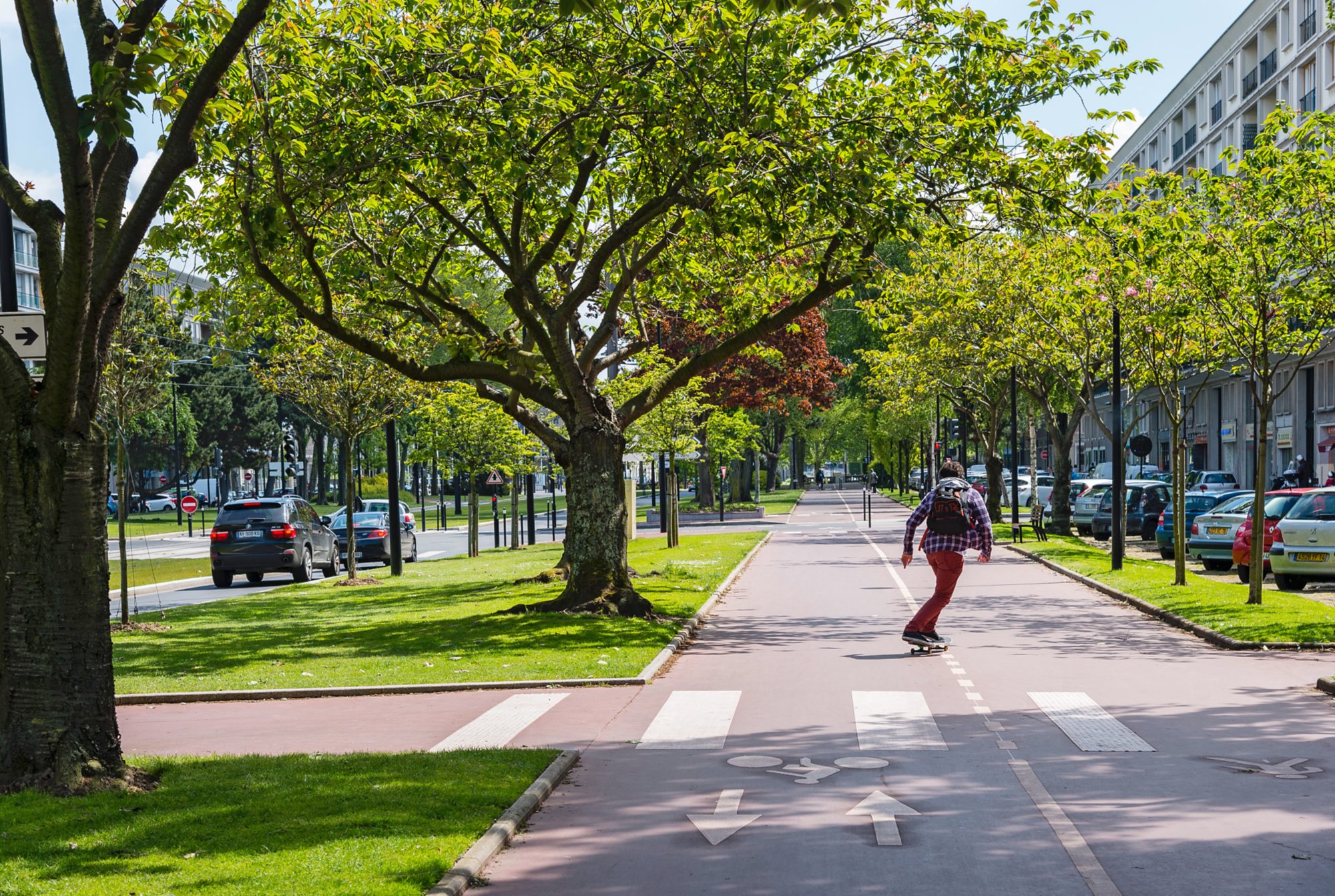 Mann fährt auf einem Skateboard