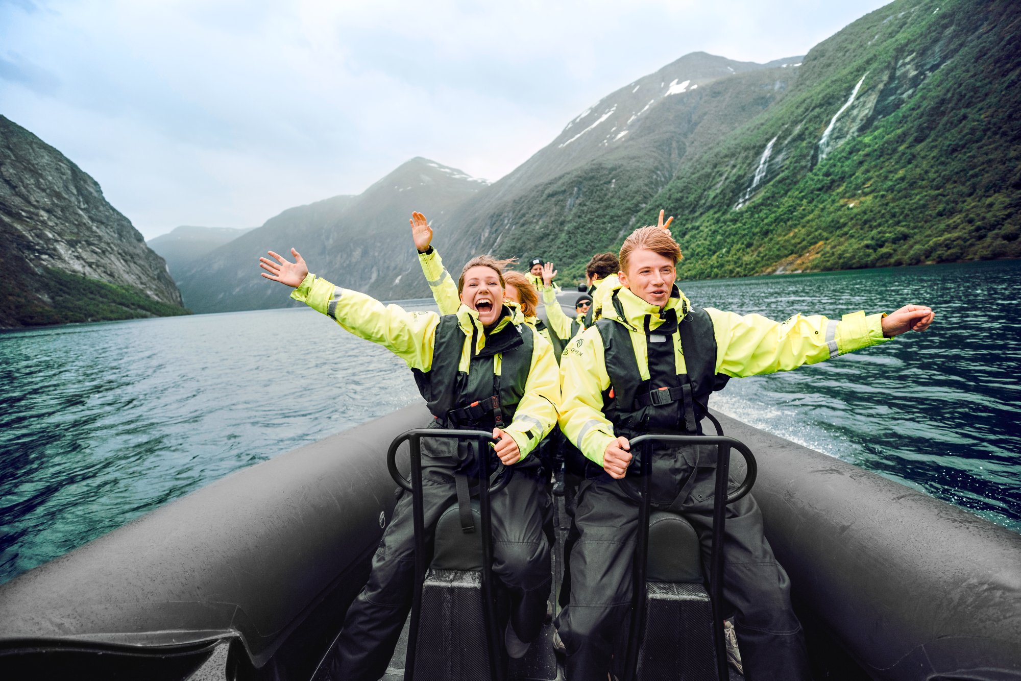 Gruppe im Fjord mit Speedboot