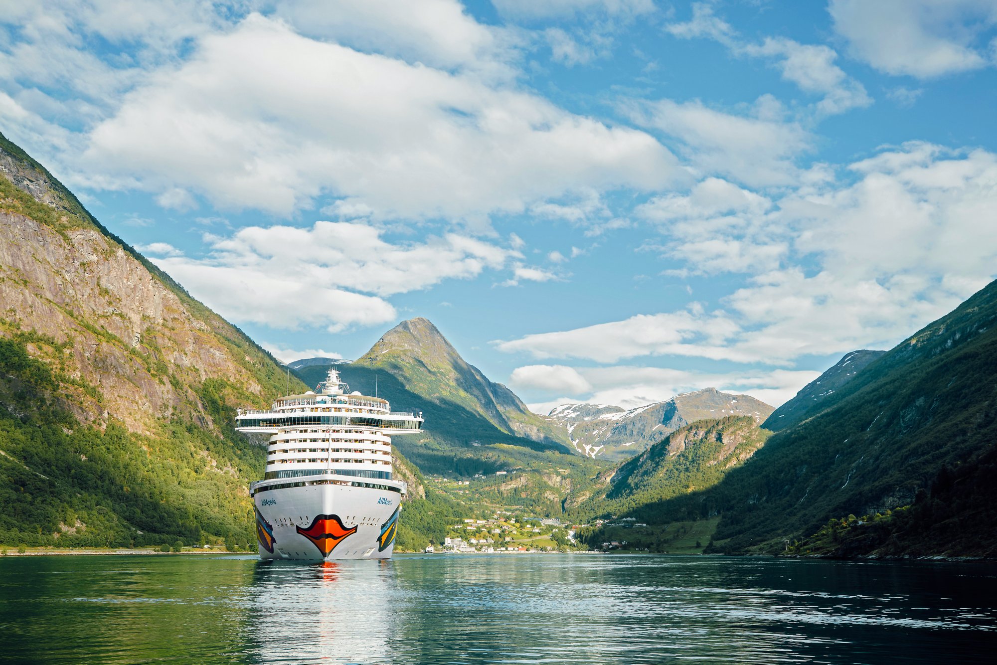 AIDAperla fährt durch einen Fjord in Norwegen