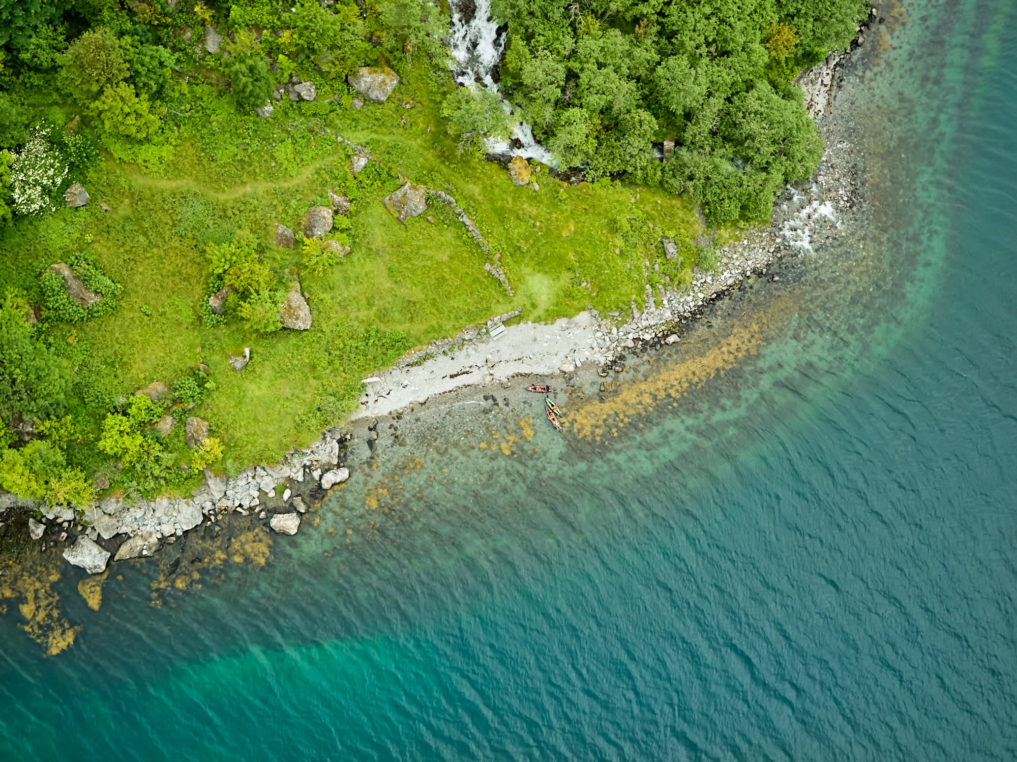 Ufer eines Fjords