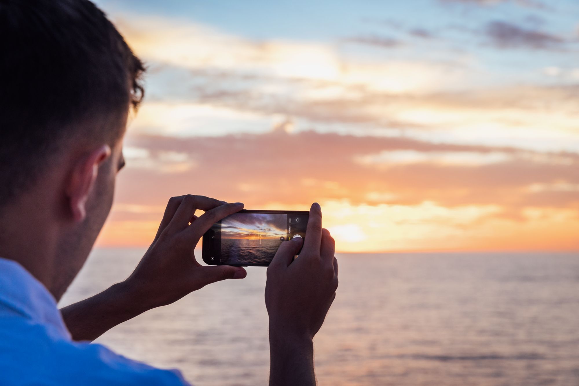 AIDA, AIDAcosma, Reise Mediterrane Schaetze, Seetag, Mittelmeer, Familie, Sonnendeck, Abend, SonnenuntergangFotograf: Thomas Roetting