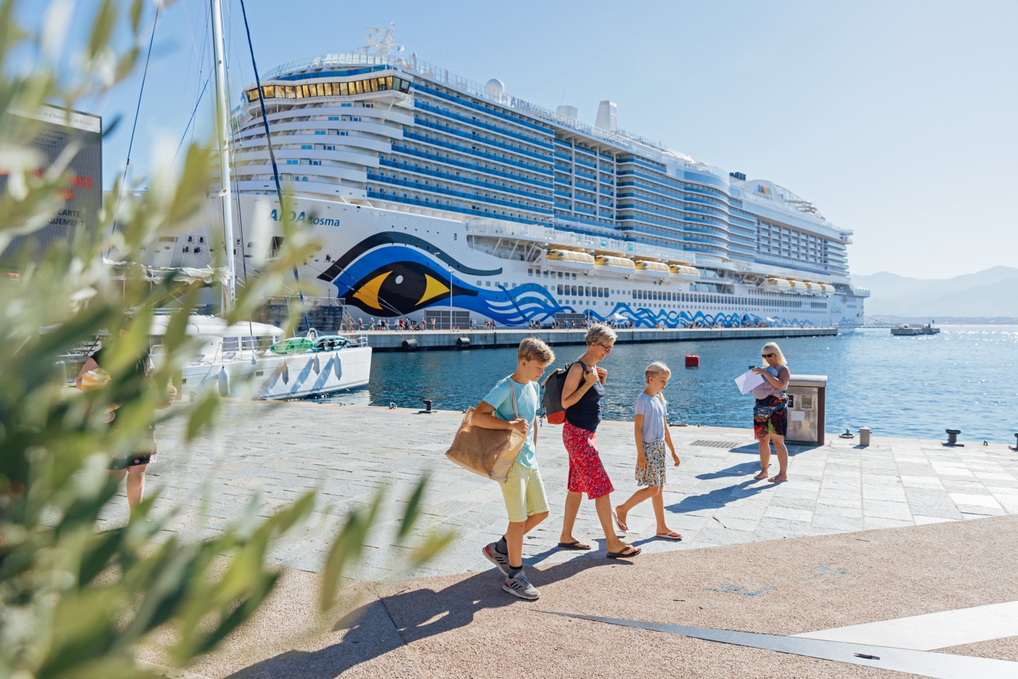 AIDA Kreuzfahrt zu den Kanaren mit Kindern zu bunten Hafenstädten.