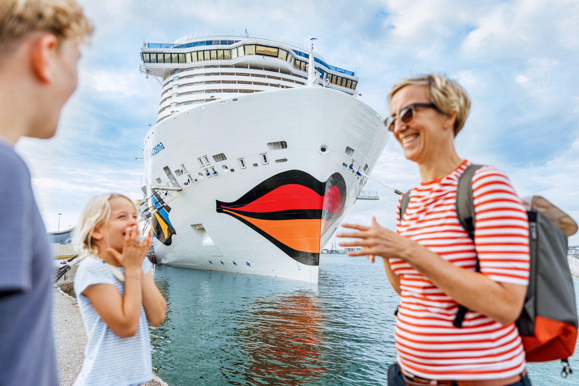 Junge Familie am Hafen