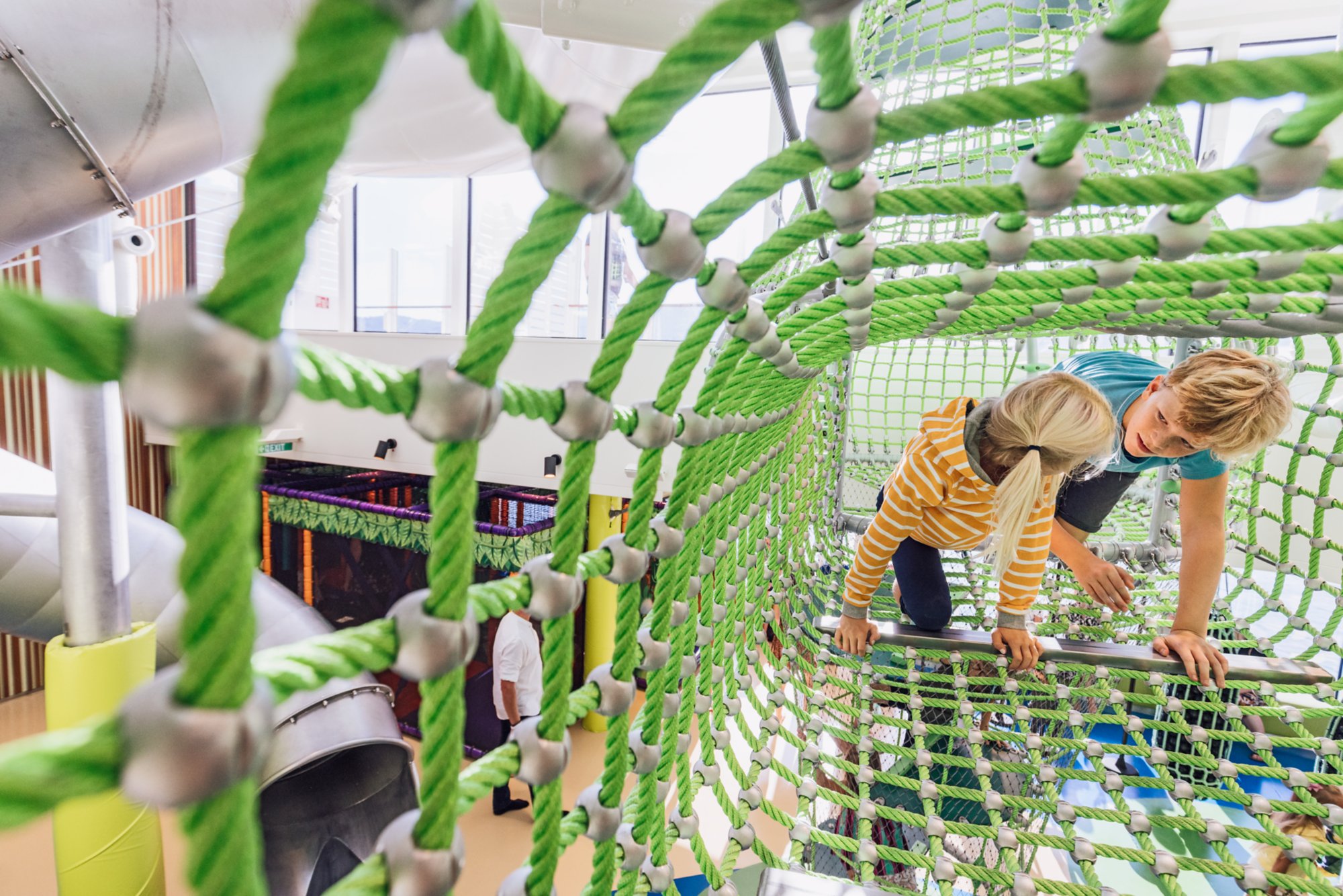 AIDA, AIDAcosma, Reise Mediterrane Schaetze, Familie im Fun Park KidsFotograf: Thomas Roetting