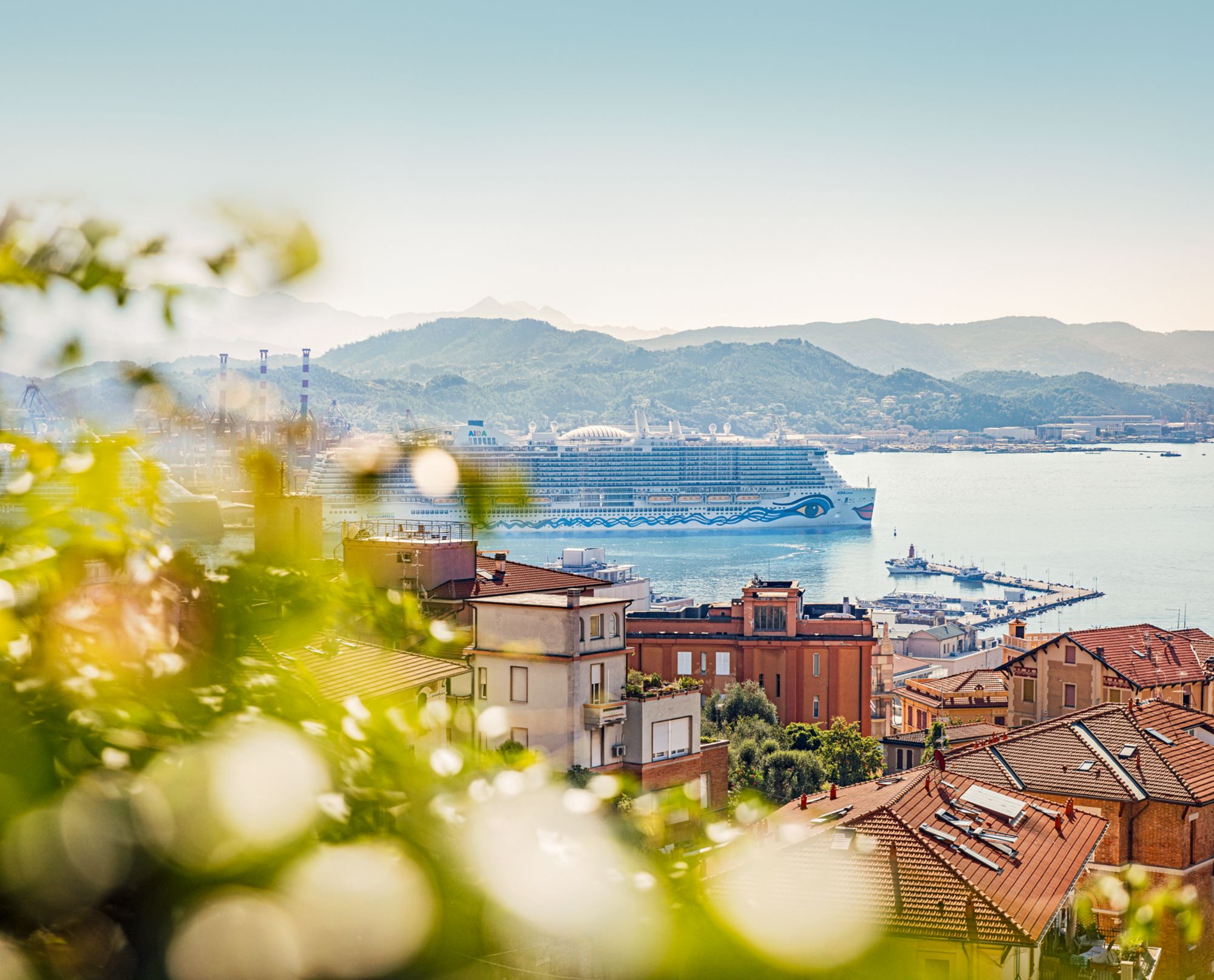 AIDA, AIDAcosma, Reise Mediterrane Schaetze, Italien, La Spezia, Ausflug, Stadtspaziergang, Blick ueber die Altstadt auf das Meer und den Hafen, Schiff AIDAcosmaFotograf: Thomas Roetting