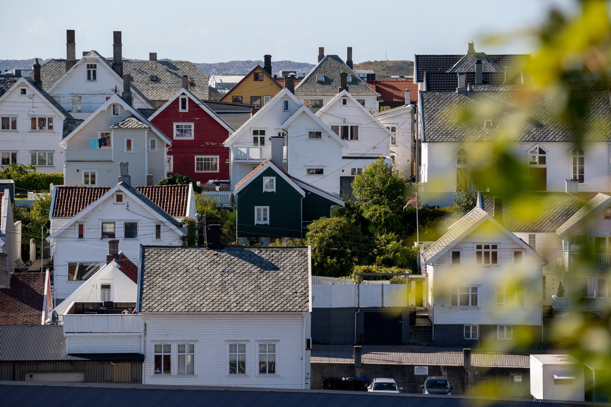 Blick auf weiße, kleine Häuser in Haugesund, Norwegen