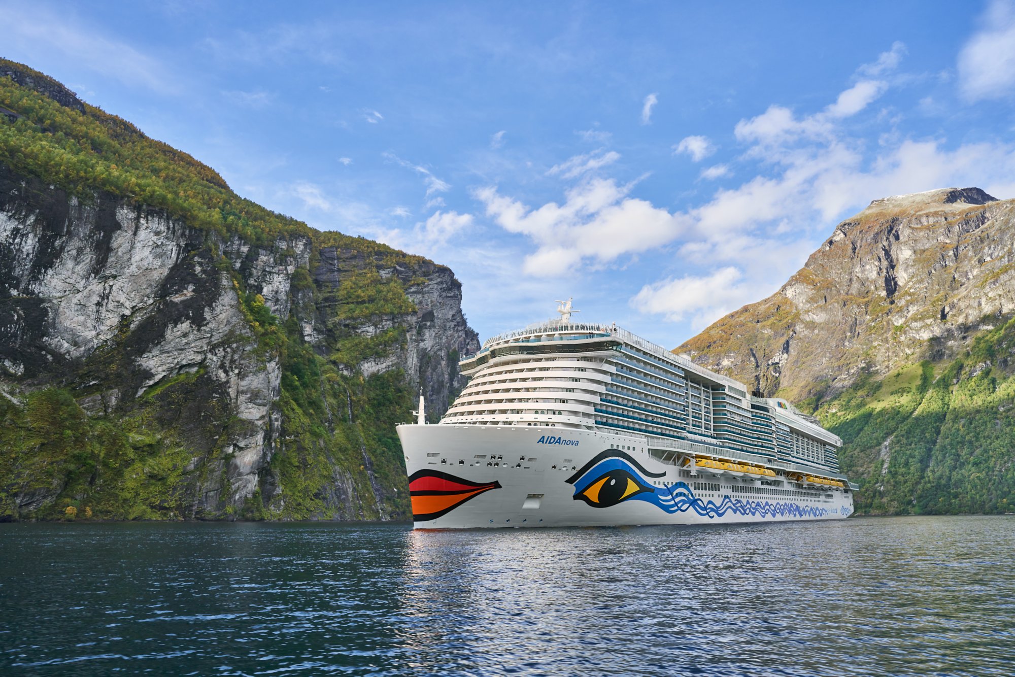AIDAnova im Fjord in Norwegen