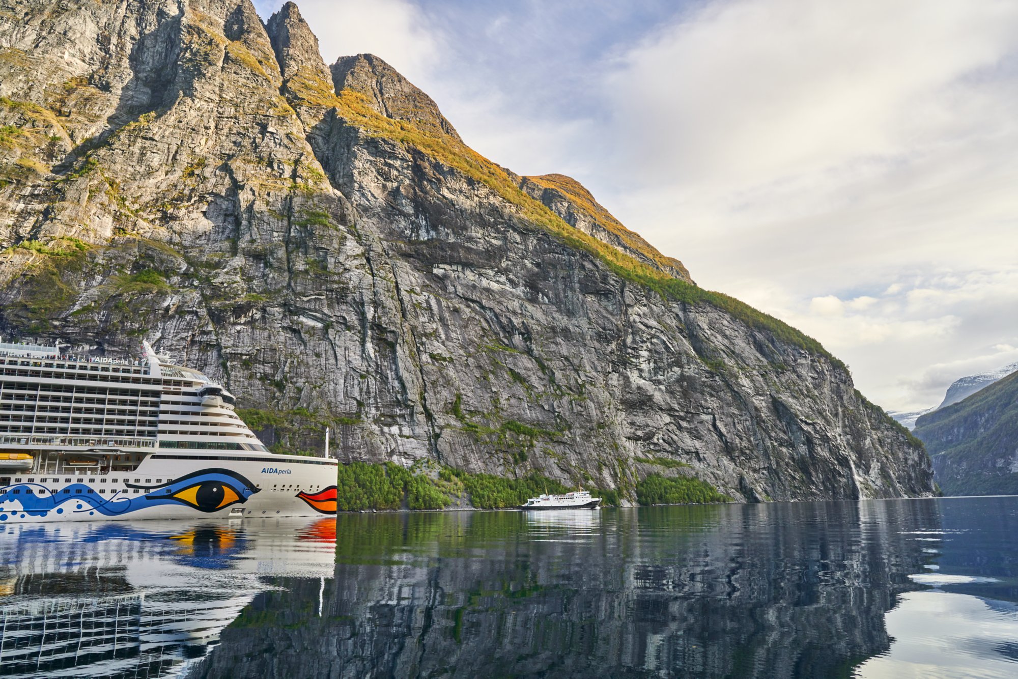 AIDAperla im Fjord in Norwegen
