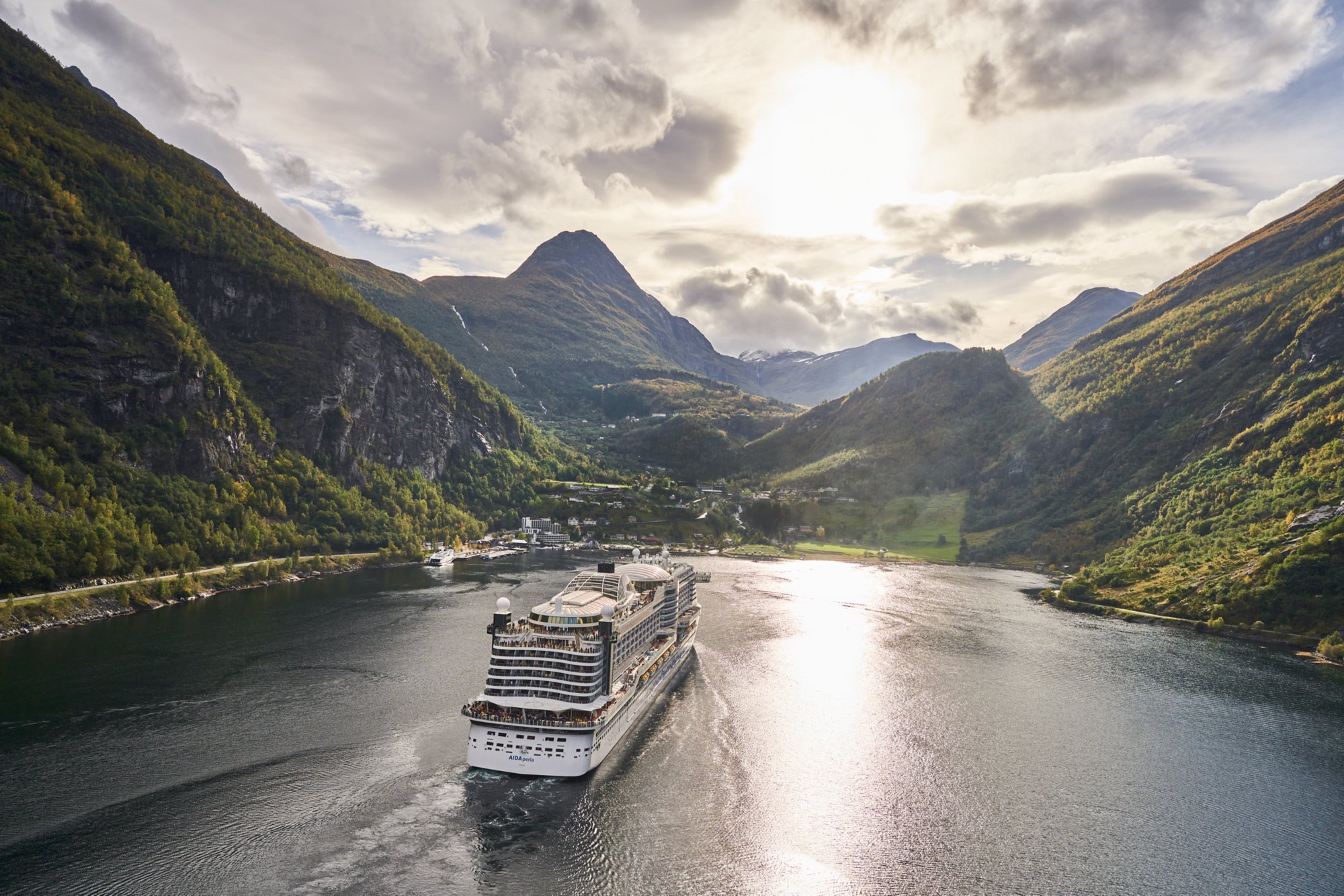 AIDA läuft in einen Fjord Hafen ein